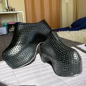 AZALEA WANG MACEY EMBELLISHED CLOG size 6